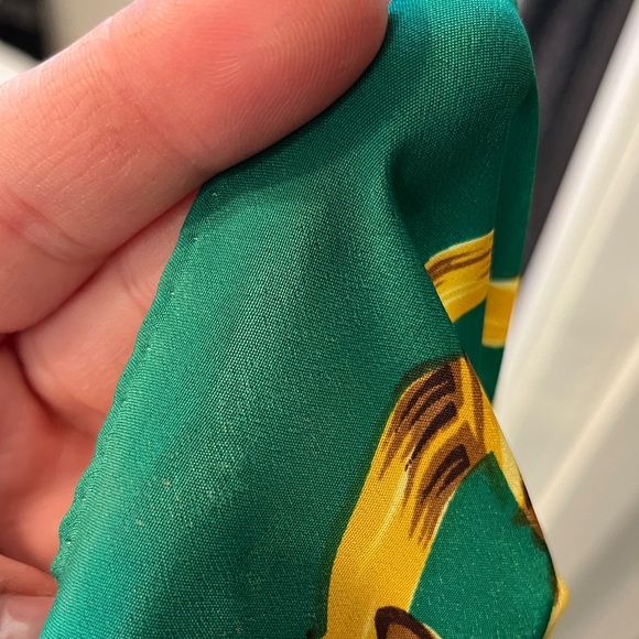 CHANEL Emerald and Gold Chain Motif Scarf - Picture 3 of 11